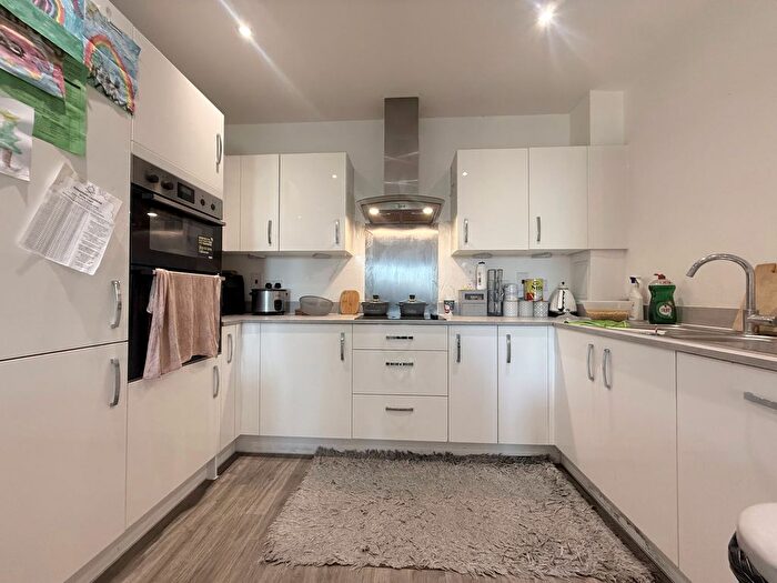 2 Bedroom Flat To Rent In Hilltop Way, Hatfield, AL10