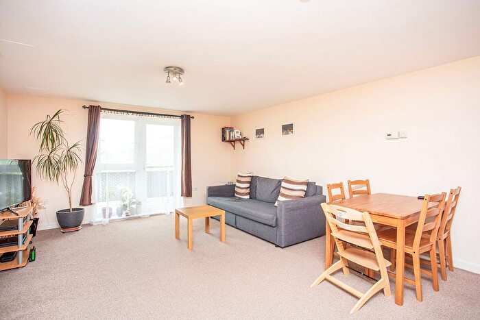 2 Bedroom Flat To Rent In Metropolitan Station Approach, Watford, WD18
