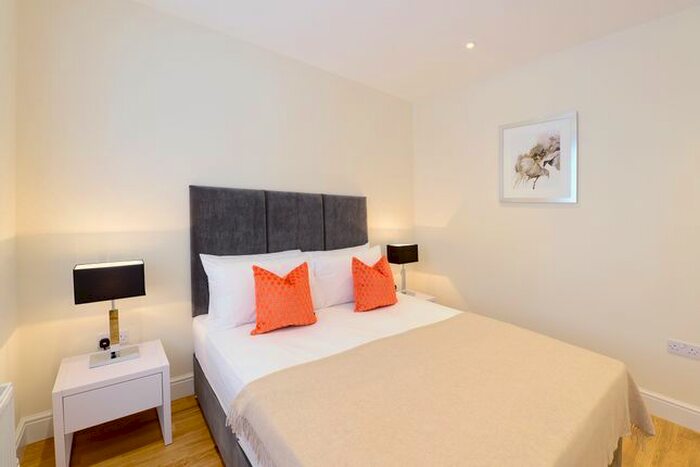 3 Bedroom Flat To Rent In Hamlet Gardens, London, W6