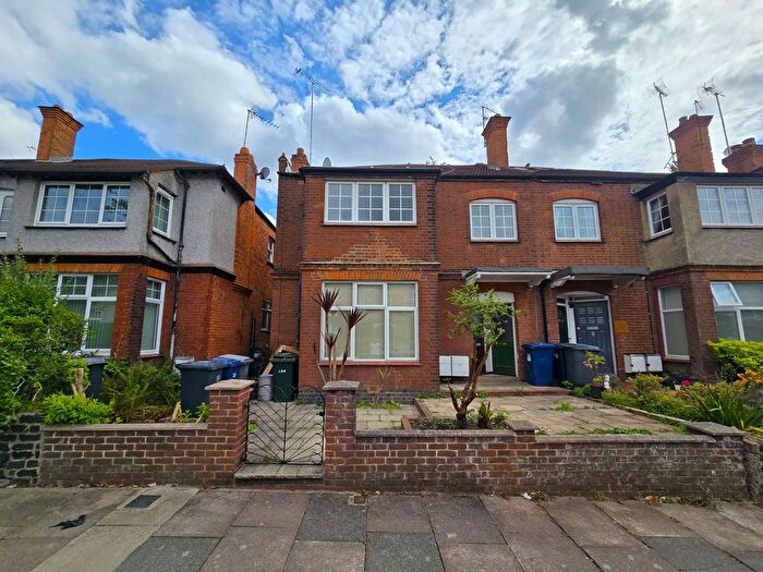 2 Bedroom Maisonette For Sale In Birley Road, London, N20