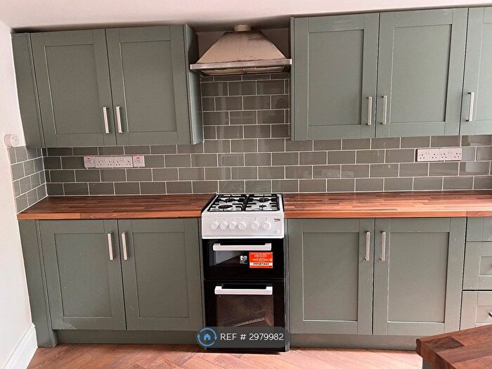 3 Bedroom Flat To Rent In Powerscroft Road, London, E5