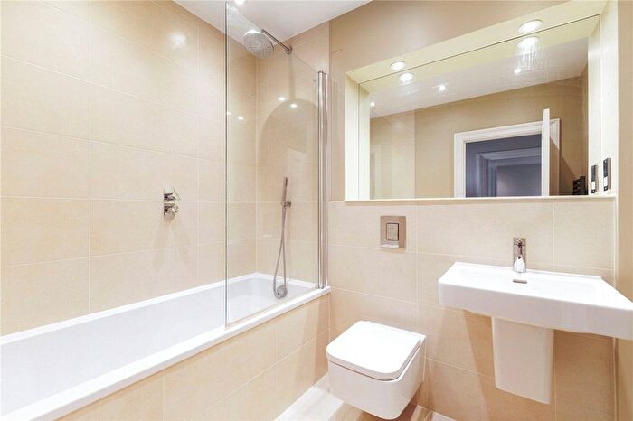 2 Bedroom Flat To Rent In French Yard, Bristol, Somerset, BS1