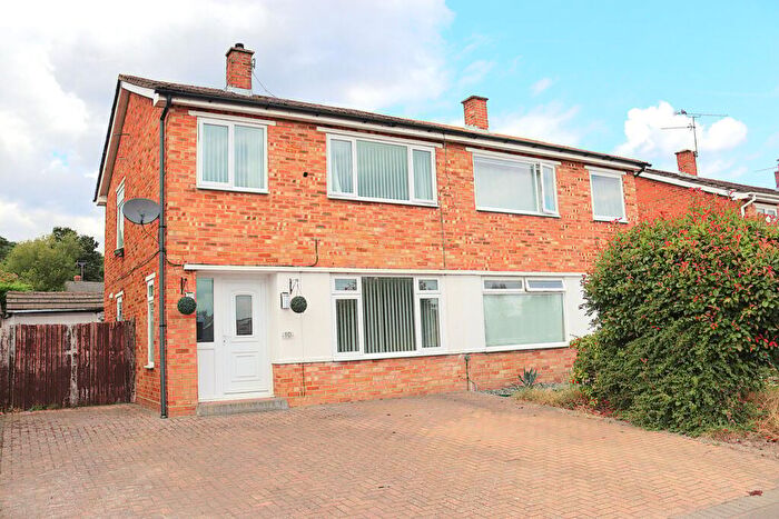 3 Bedroom Semi-Detached House For Sale In Shepherds Walk, Farnborough, GU14