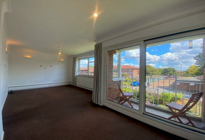 2 Bedroom Apartment To Rent In Green Acres, The Crescent, Sidcup, Kent, DA14