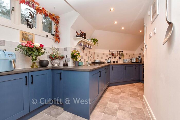 2 Bedroom Flat For Sale In Elizabeth Drive, Banstead, Surrey, SM7