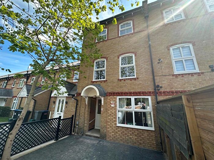 4 Bedroom Town House To Rent In Chamberlayne Avenue, Wembley, HA9