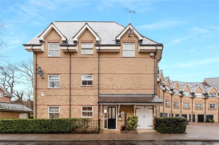 2 Bedroom Apartment For Sale In Hayes Grove, East Dulwich, London, SE22