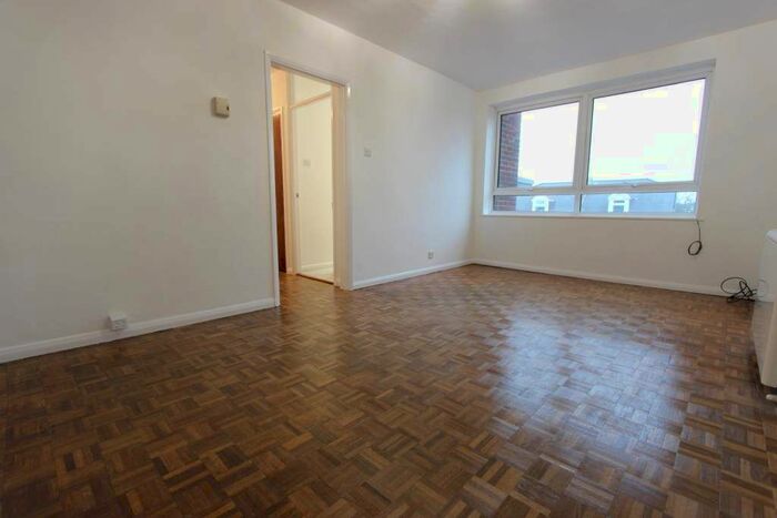 2 Bedroom Flat To Rent In Friern Park, London, N12
