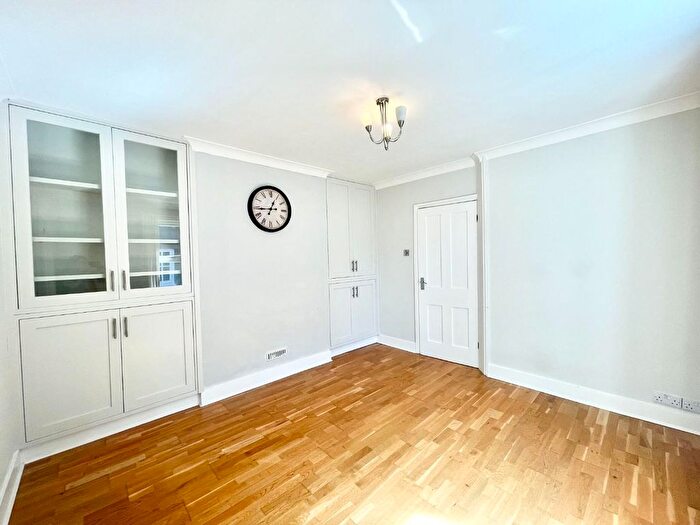 2 Bedroom Flat To Rent In Murray Road, Ealing, W5