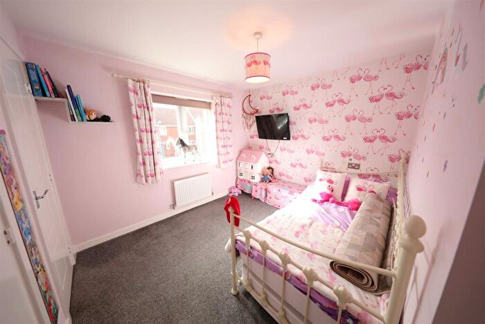 3 Bedroom Semi-Detached House For Sale In Woodheys Park, Kingswood, Hull, HU7