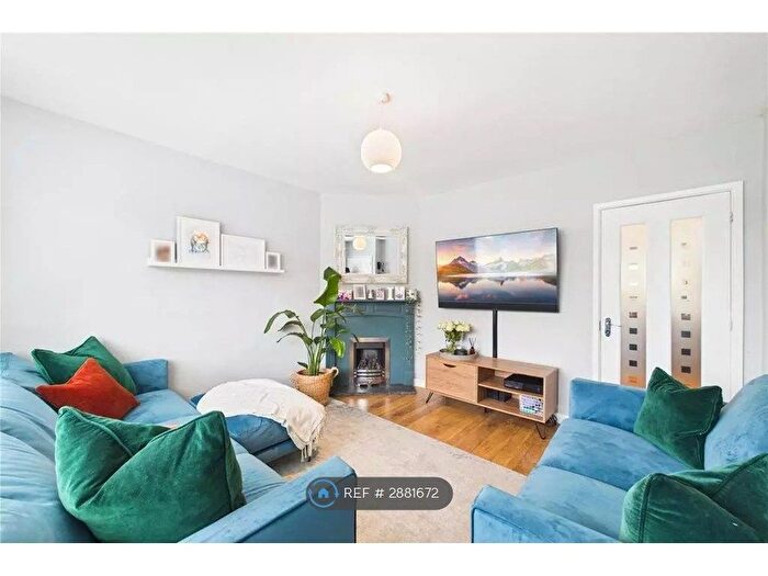 3 Bedroom Semi-Detached House To Rent In Rodway Road, Berkshire, RG30