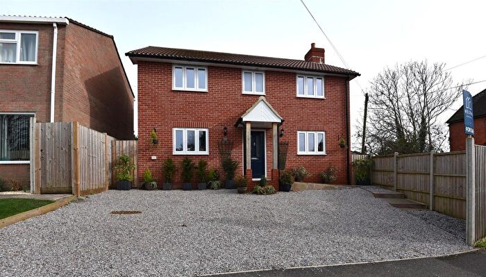 4 Bedroom Detached House For Sale In Cypress Way, Gillingham, SP8