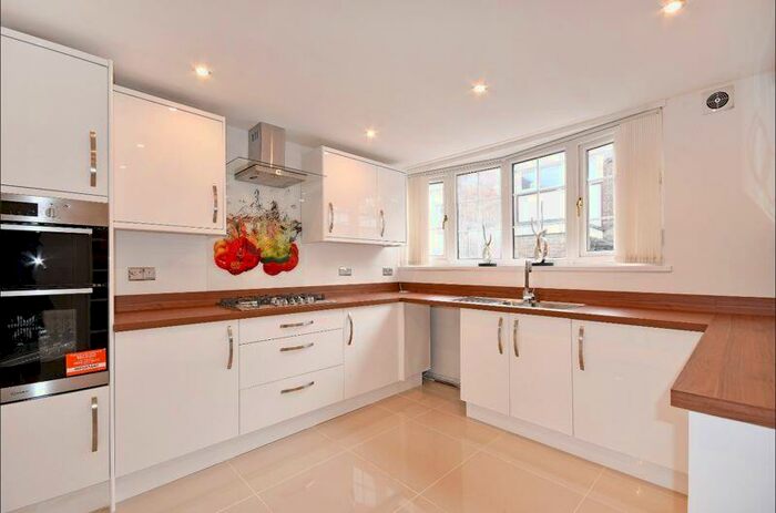 3 Bedroom Town House To Rent In Badger Close, Sheffield, S13