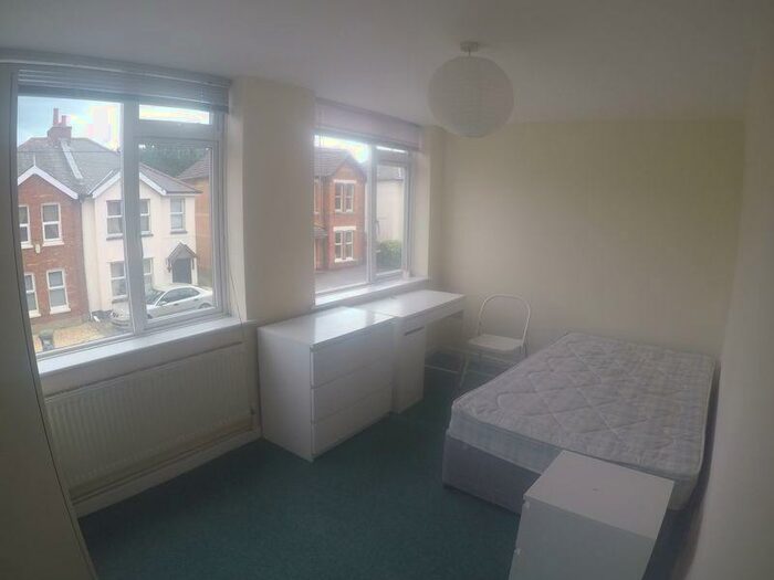 4 Bedroom Flat To Rent In Available For Students From St September - Bedroom Student Flat -Bournemouth, BH9