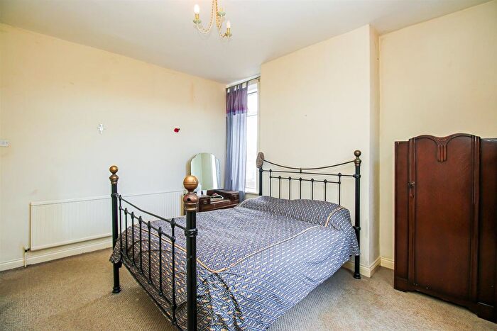 3 Bedroom End Terrace House For Sale In Hawthorne Terrace, Wakefield, WF2
