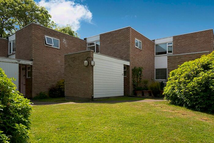 3 Bedroom Town House To Rent In Merridene, Grange Park, N21