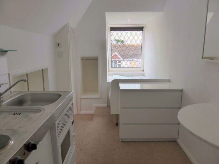 Studio To Rent In Boundary Road -, P10