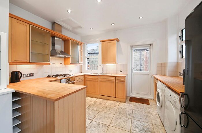 2 Bedroom Flat To Rent In Eynham Road, Shepherds Bush, W12