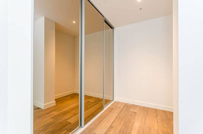 1 Bedroom Flat To Rent In Three Colts Lane, Bethnal Green, London, E2