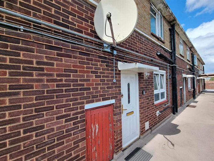 2 Bedroom Maisonette For Sale In Chelmer Crescent, Barking, IG11