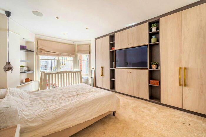 3 Bedroom Maisonette To Rent In Comeragh Road, Barons Court, London, W14