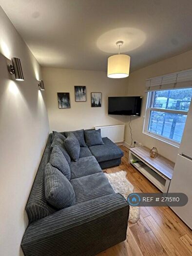 3 Bedroom Flat To Rent In Old Kent Road, London, SE15