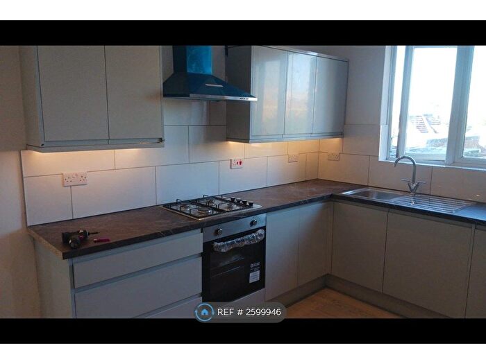 2 Bedroom Flat To Rent In High Road, London, N20
