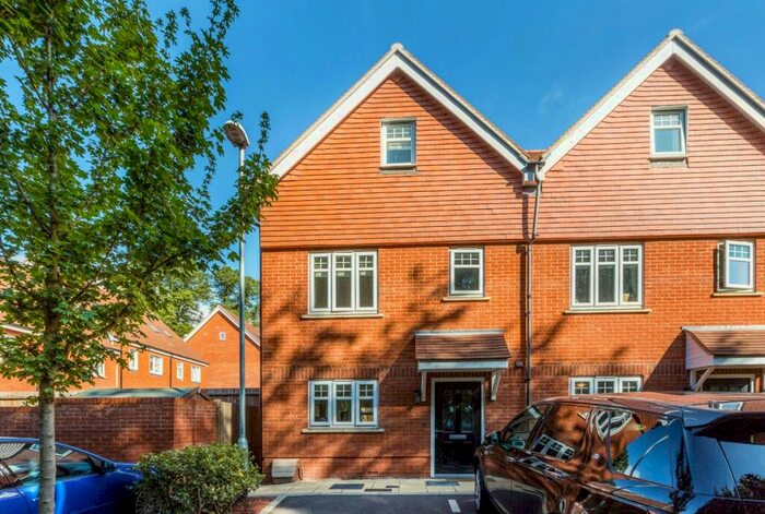 3 Bedroom End Of Terrace House To Rent In Bhamra Gardens Maidenhead, SL6