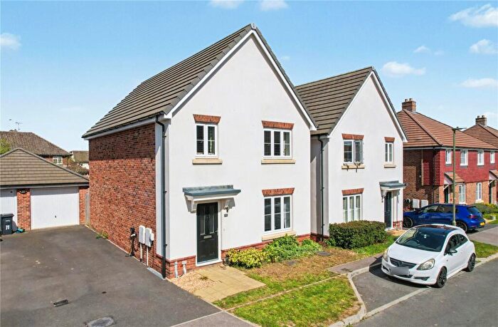 4 Bedroom Detached House For Sale In Bartlett Avenue, Badshot Lea, Farnham, Surrey, GU9