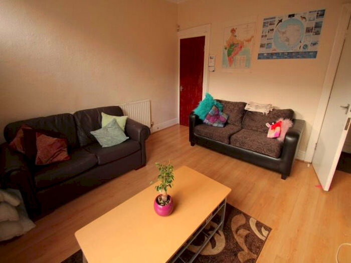 6 Bedroom House To Rent In Hartley Crescent, Leeds, LS6