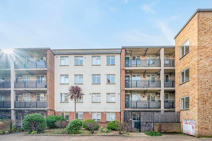 3 Bedroom Flat To Rent In Thorncroft Street, Nine Elms, London, SW8