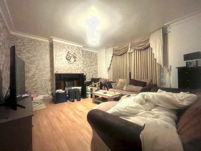 4 Bedroom Flat To Rent In Silver Street, Enfield, EN1