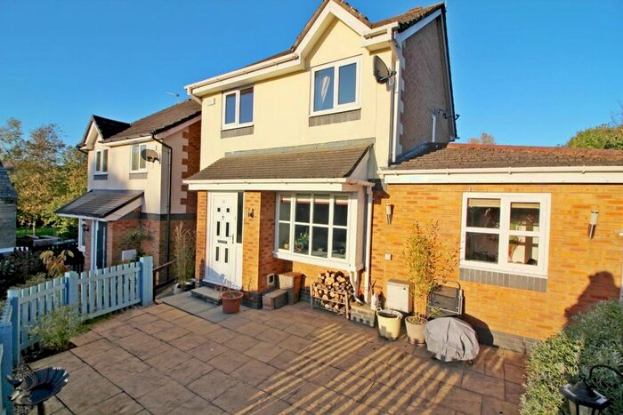 4 Bedroom Detached House To Rent In Woodgate Hill Road, Bury, BL9