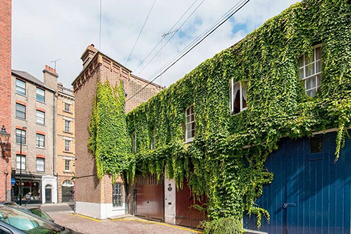 1 Bedroom Mews To Rent In Lucerne Mews, Notting Hill Gate, London, W8