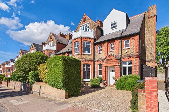 6 Bedroom Semi-Detached House For Sale In Kirkstall Road, London, SW2