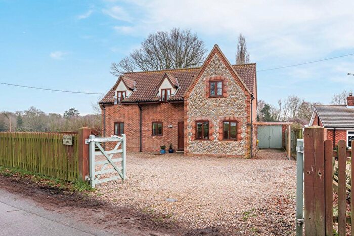 4 Bedroom Detached House For Sale In Inviting Family Home With Gardens And Farmland Views In Aldborough, NR11