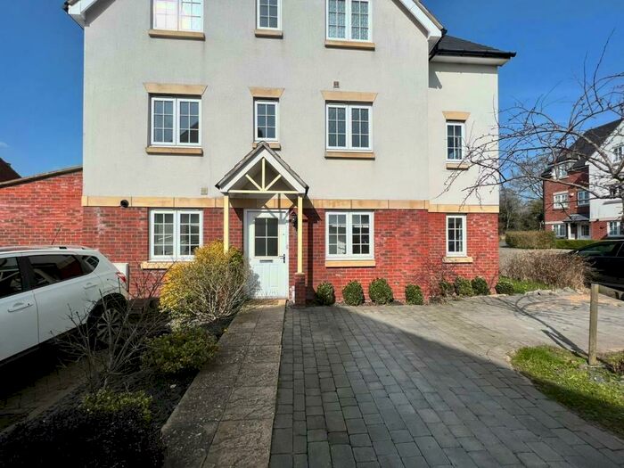 4 Bedroom Town House To Rent In High Wycombe, Buckinghamshire, HP13