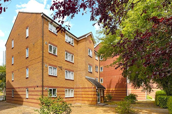 Studio To Rent In Bream Close, Tottenham, N17