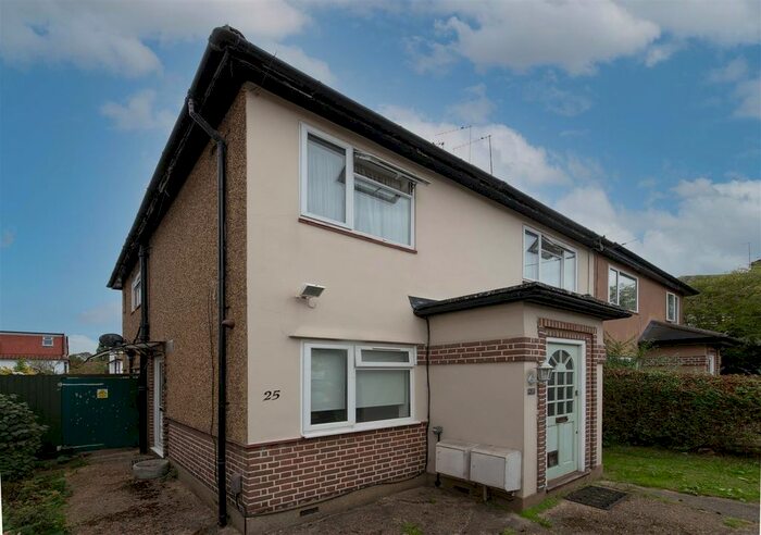 2 Bedroom Maisonette To Rent In Vineyard Avenue, London, NW7