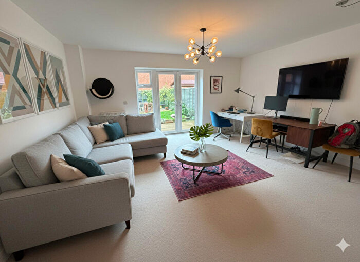 4 Bedroom Semi-Detached House To Rent In Minleys Close, Aldershot, GU12