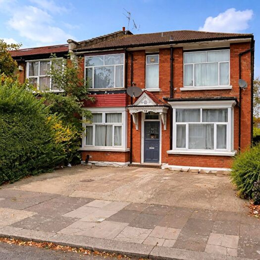 2 Bedroom Flat To Rent In Sidney Avenue, London, N13