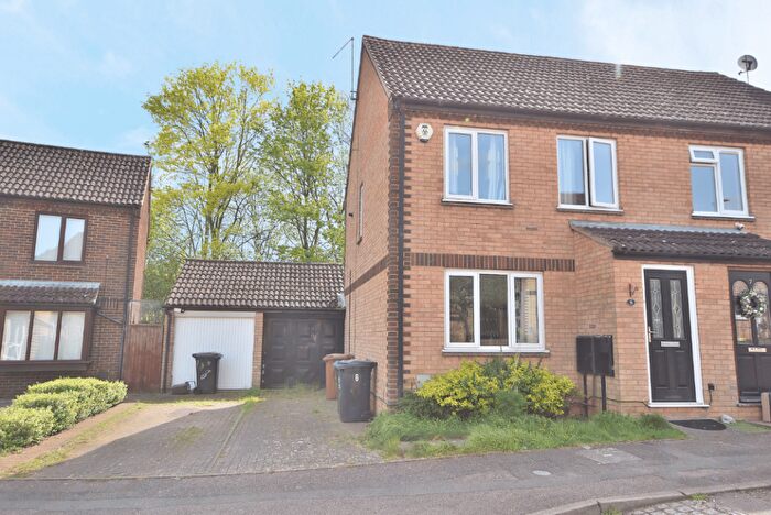 3 Bedroom Semi Detached House To Rent In Raisins Field Close, Northampton, NN3