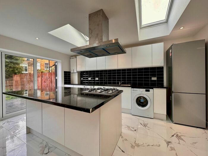 3 Bedroom Flat To Rent In Trinity Road, London, SW17