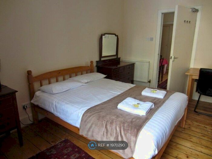 3 Bedroom Flat To Rent In Rose Street, Edinburgh, EH2