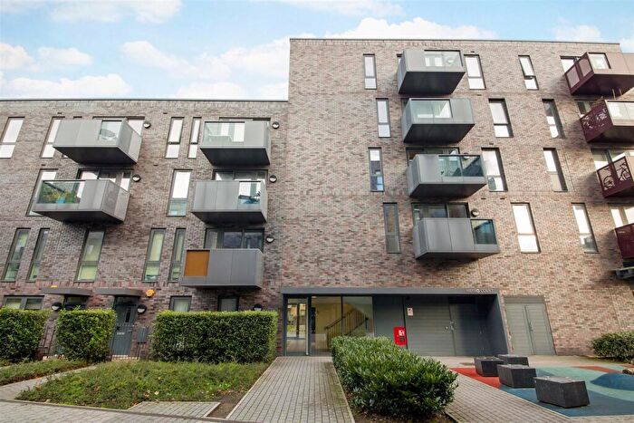 2 Bedroom Flat To Rent In Hierro Court, Stepney, E1
