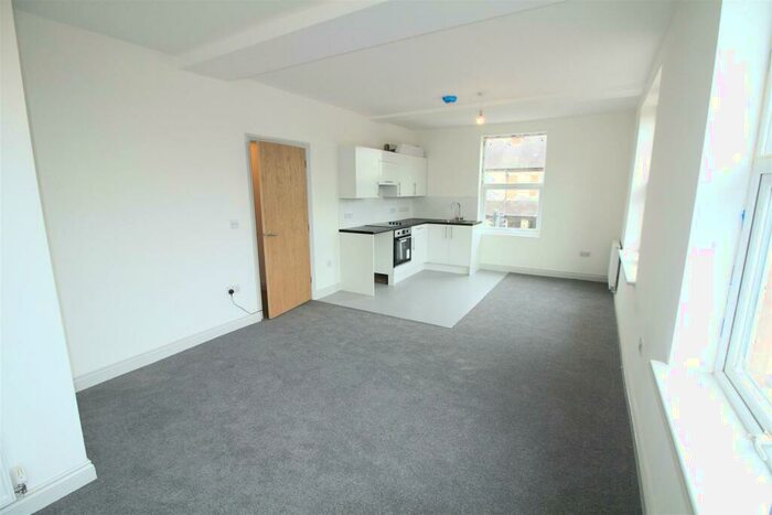 2 Bedroom Flat To Rent In Dovecote Lane, Beeston, Nottingham, NG9