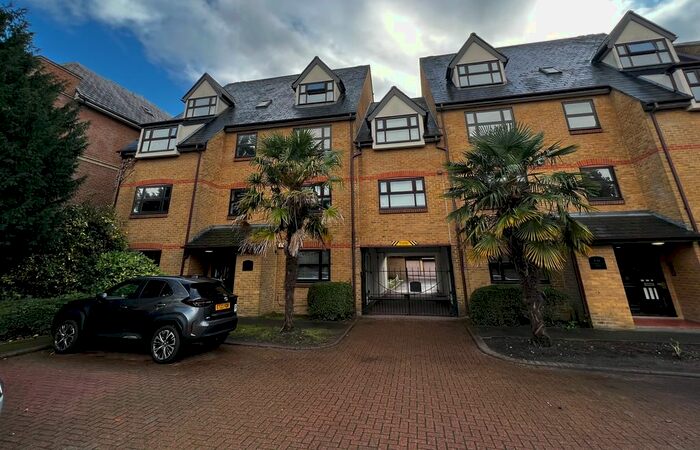2 Bedroom Flat To Rent In Albemarle Road, Beckenham, BR3
