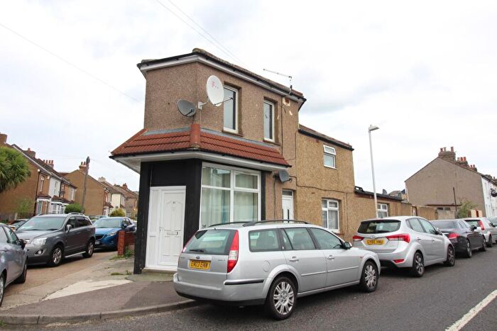 2 Bedroom Flat To Rent In Springhead Road, Northfleet, Gravesend, Kent, DA11