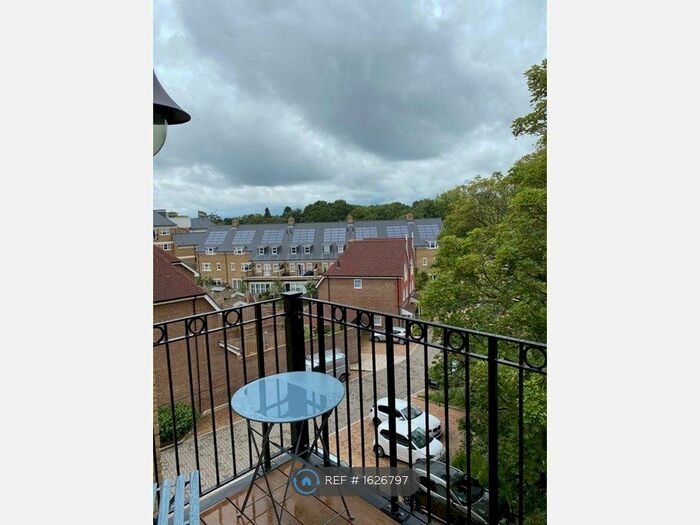 2 Bedroom Flat To Rent In Royal Wells Park - Sapphire House, Tunbridge Wells, TN4