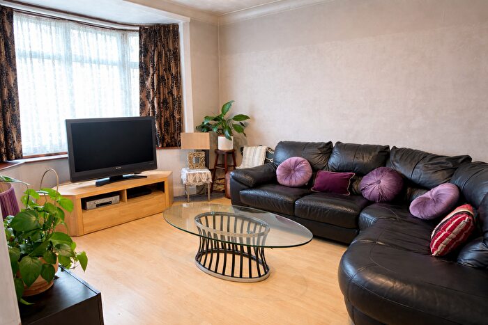 3 Bedroom Semi Detached House For Sale In Laburnum Grove, Hounslow, TW3